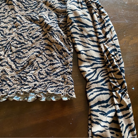 Wild Fable Size Medium Brown Tiger Print Mock Neck Long Sleeve Blouse - Picture 7 of 7